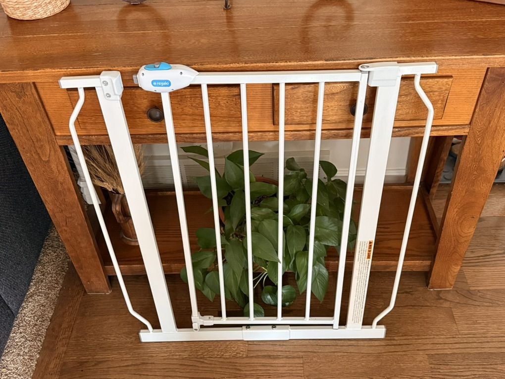 Regalo Baby/Pet Gate - 36Lx30H (white)