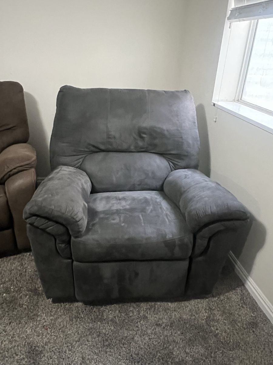 XL/Oversized grey recliner.
