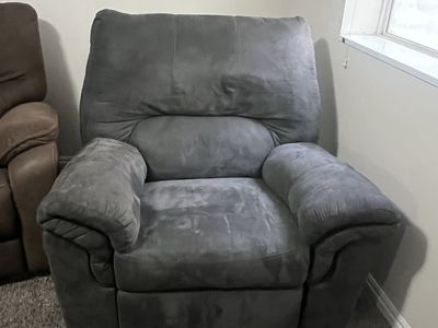 XL/Oversized grey recliner.
