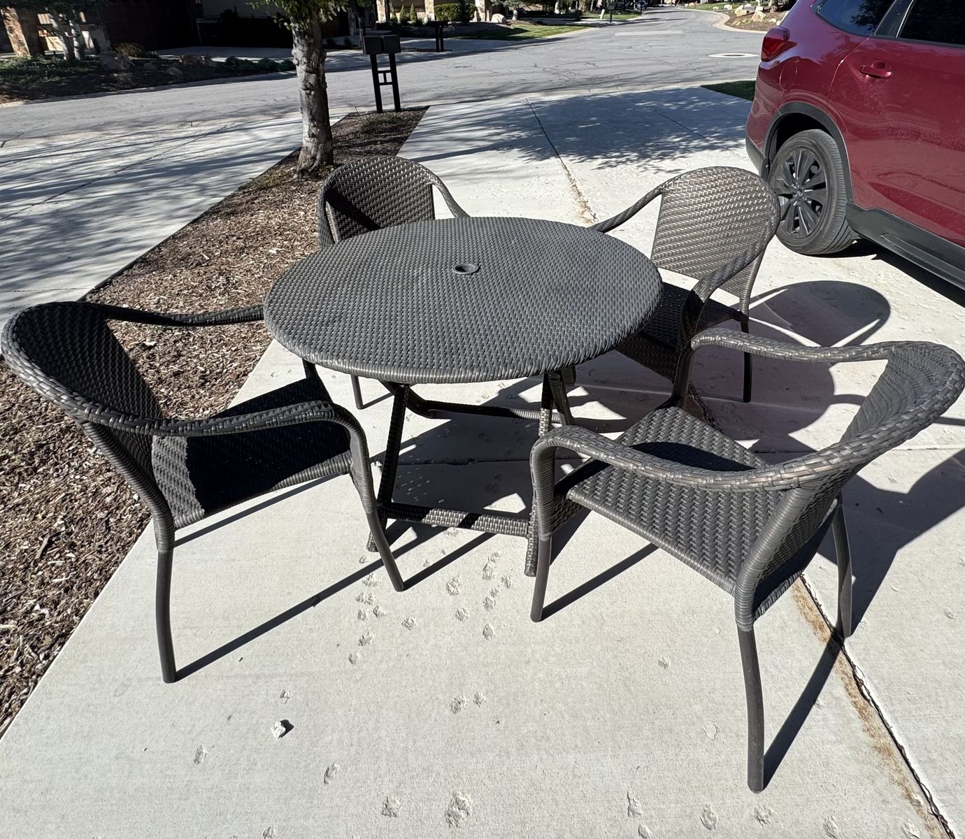 FRONTGATE Cafe Round Folding Table in Wicker with 4 matching stackable chairs