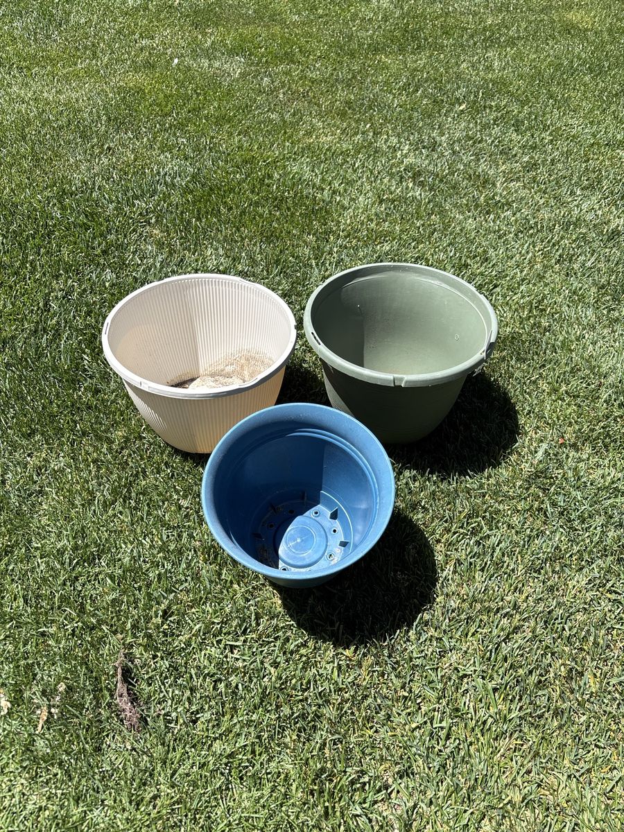 Planter Pots $3 Each. Located in Murray cash/Venmo. Fcfs or hold with Venmo