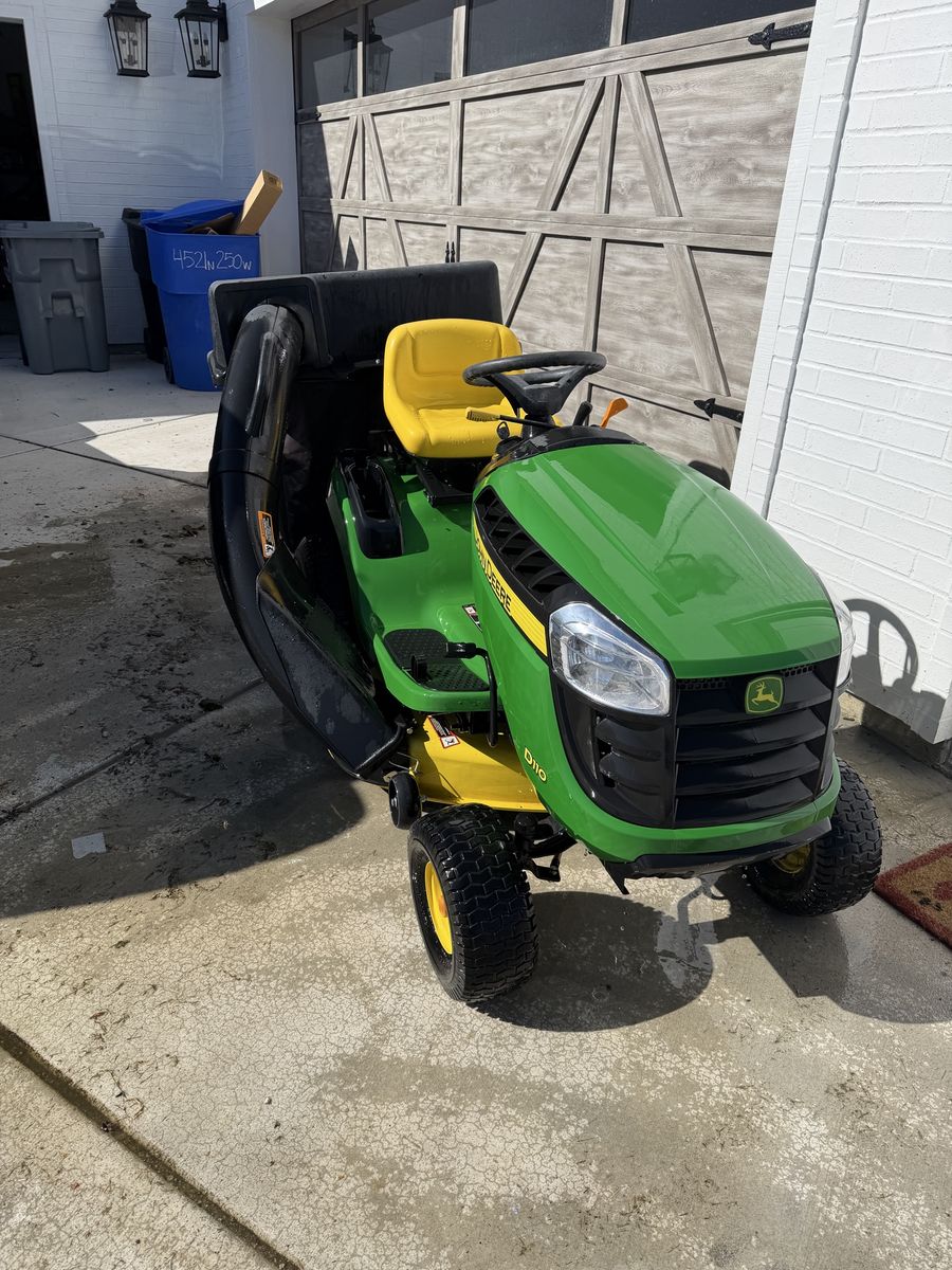 John Deere D110 Riding Lawnmower