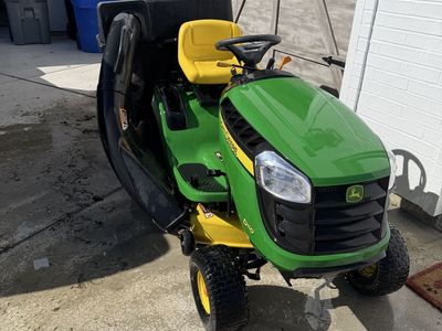 John Deere D110 Riding Lawnmower