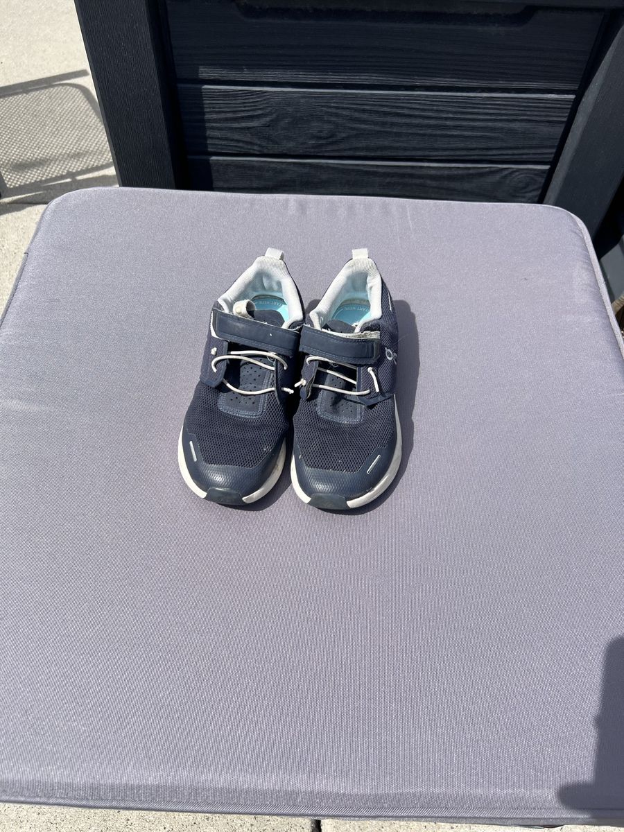 On Cloud Play Kids Shoes – Size 2.5Y (EU 34)