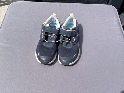 On Cloud Play Kids Shoes – Size 2.5Y (EU 34)