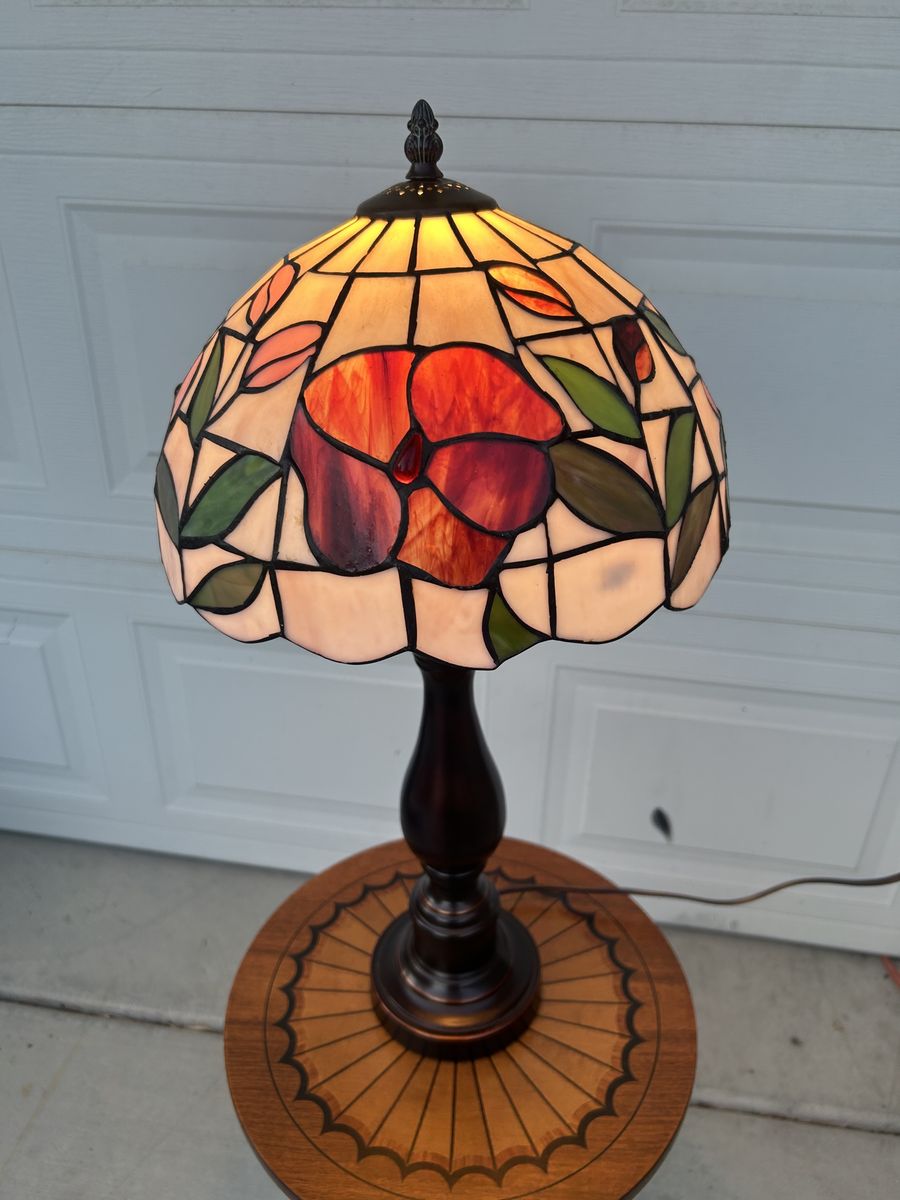 Beautiful Tiffany Style Table Lamp Floral