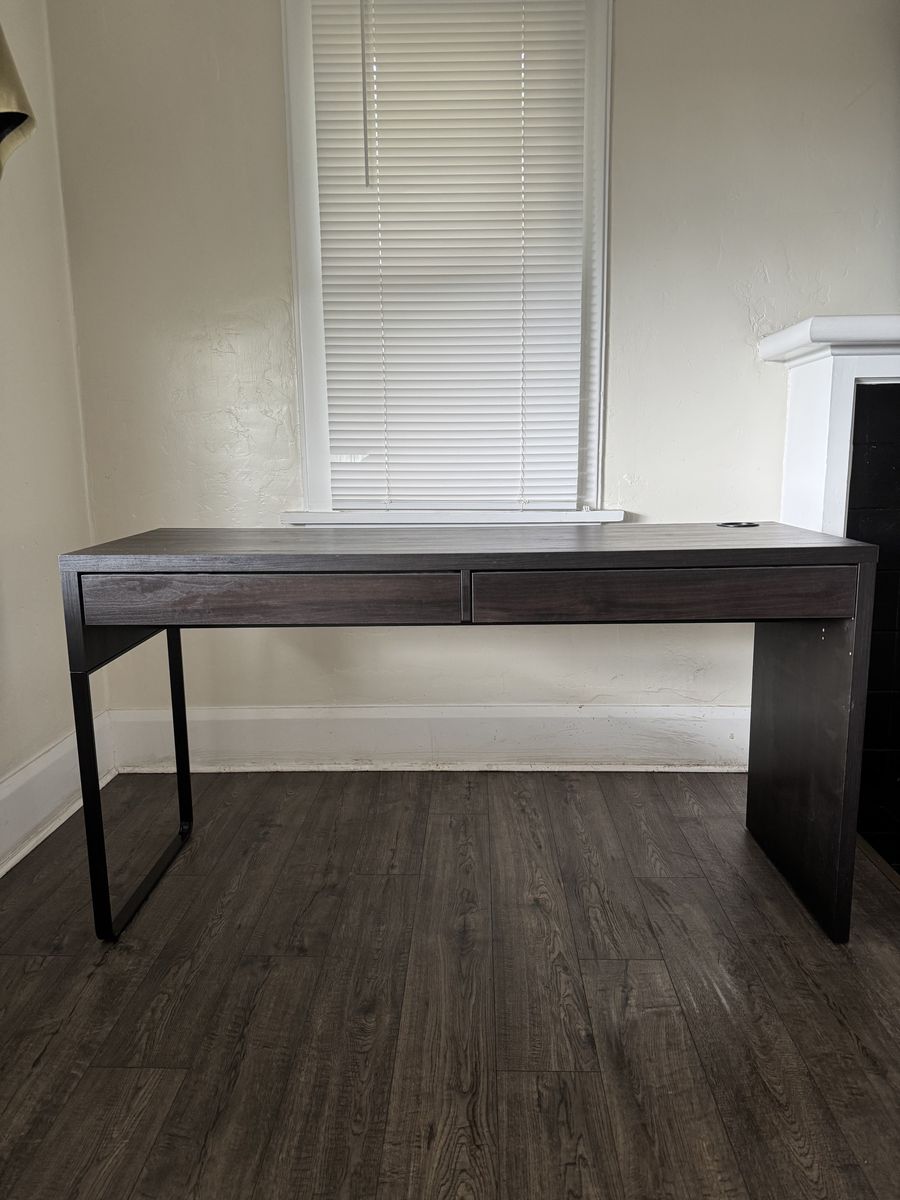 Modern Desk – Great Condition