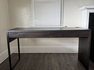 Modern Desk – Great Condition