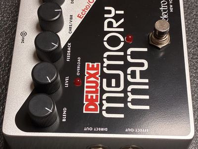Electro-Harmonix Deluxe Memory Man Analog Delay Chorus Vibrato Guitar Effects Pedal