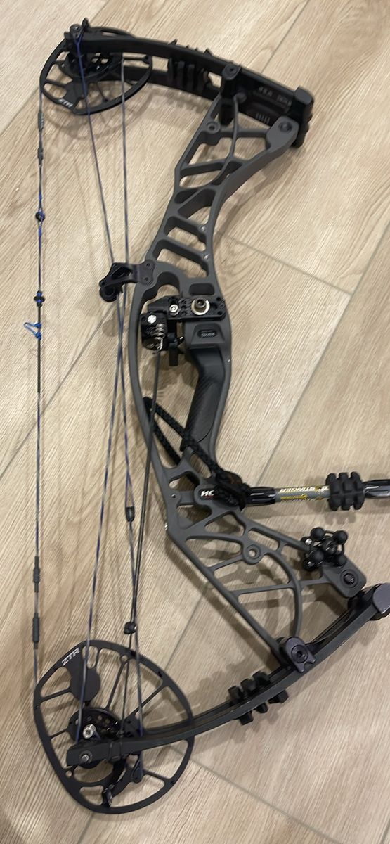 Hoyt Axius Compound Bowwith Hamskea Rest and Accessories