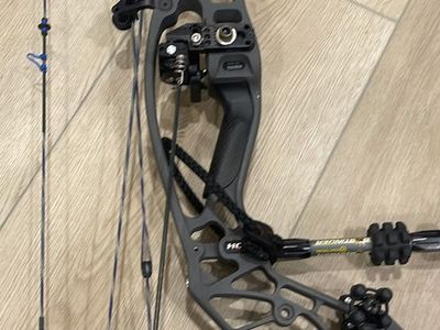 Hoyt Axius Compound Bowwith Hamskea Rest and Accessories