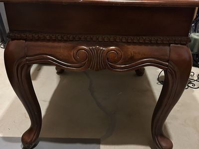 (2) matching end tables