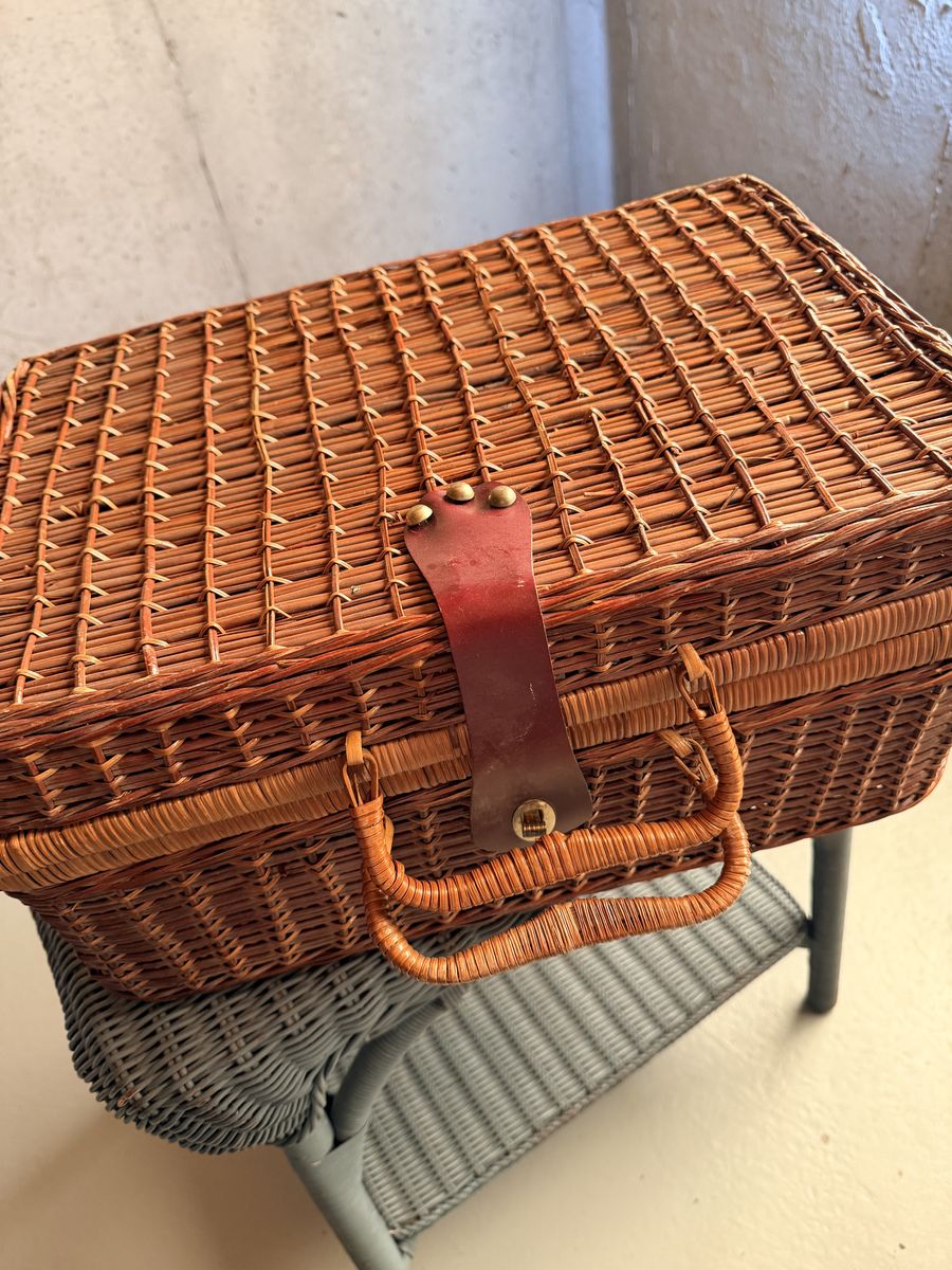 Wicker Picnic Basket with Reusable Plastic Dinnerware