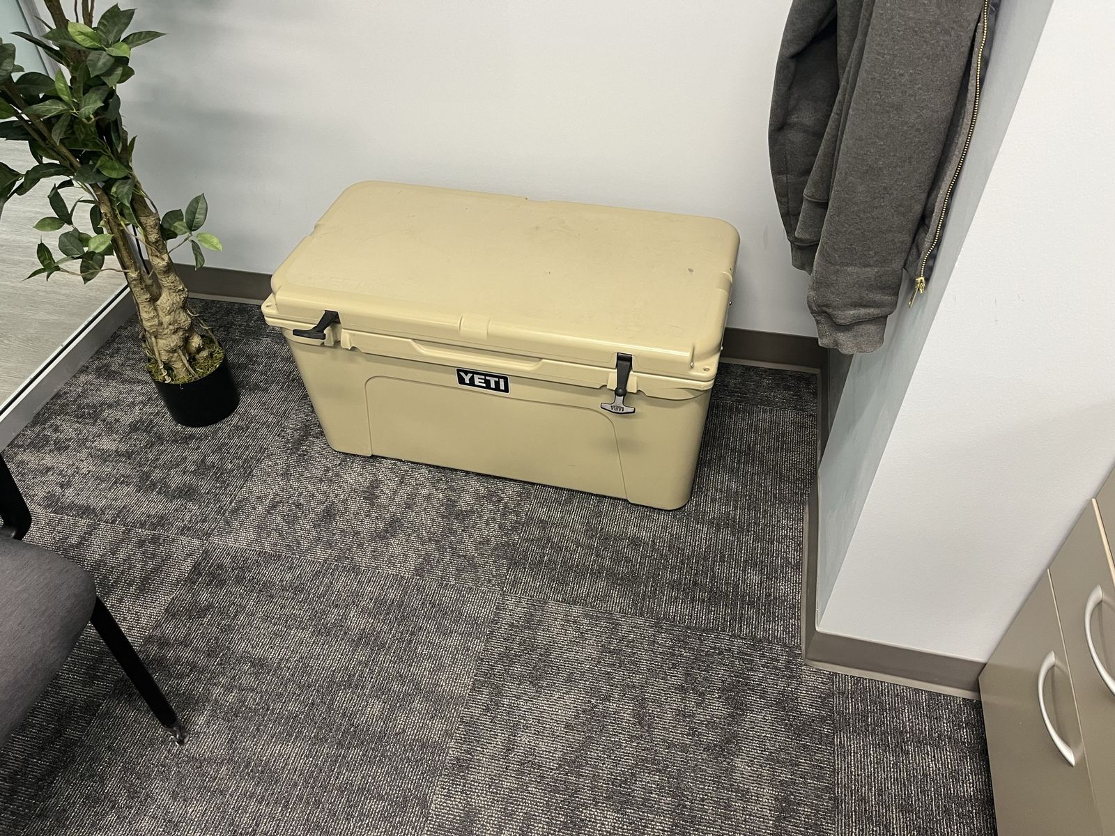 Yeti Tundra 75 Hard Cooler - Tan