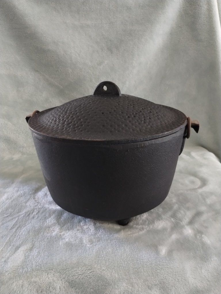 Vintage Cast Iron Dutch Oven Bean Pot with Lid and Handle - Rustic Cookware