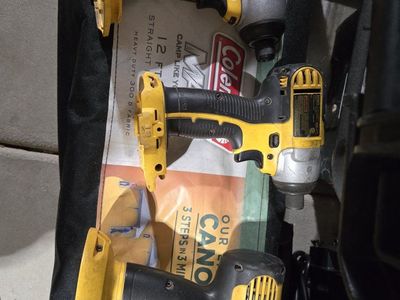 DEWALT 18V HAMMERDRILL WIYH WORKING BATTERY AND CHARGER, GREAT CONDITION