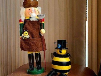 Bee Keeper Nutcracker & Bumblebee Figurine Decor Set