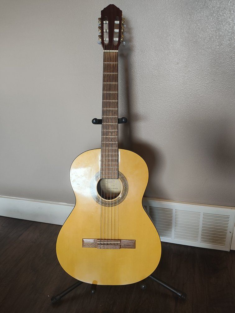 Lucero LC100 Classical Guitar - Excellent for Beginners