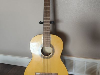 Lucero LC100 Classical Guitar - Excellent for Beginners