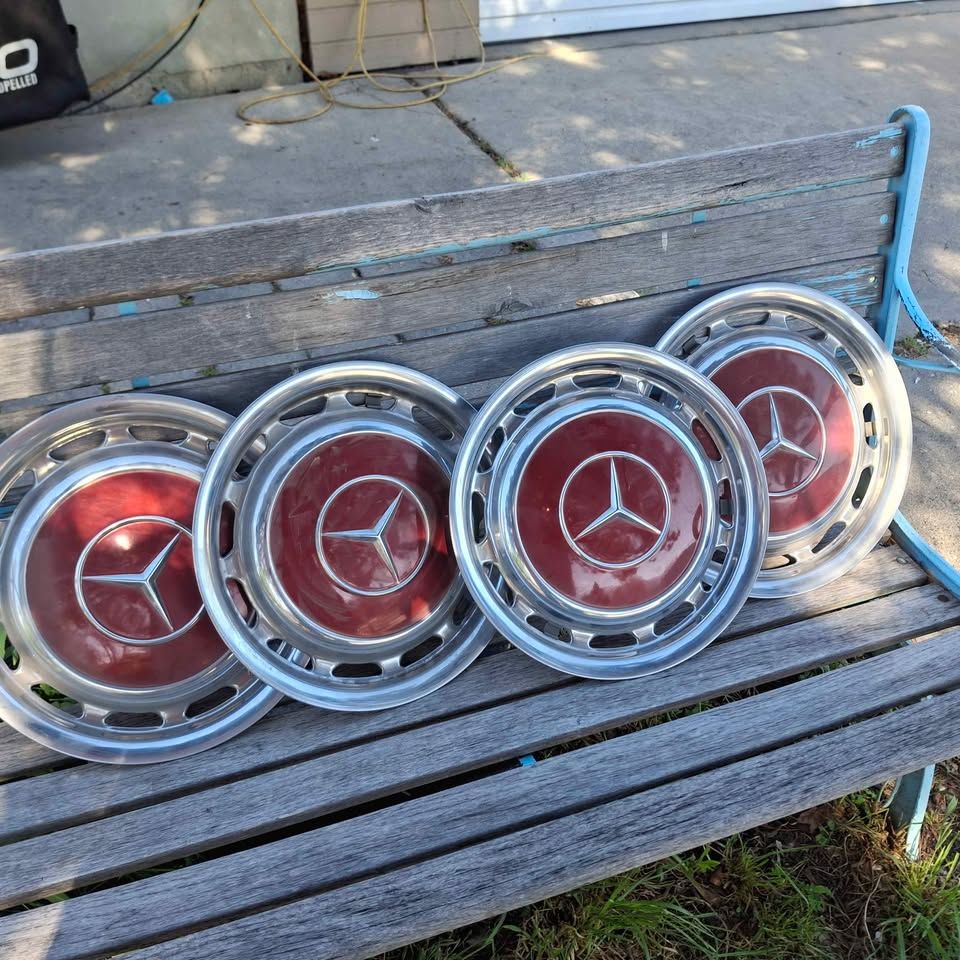 MERCEDES BENZ 4 HUBCAPS MINT $300