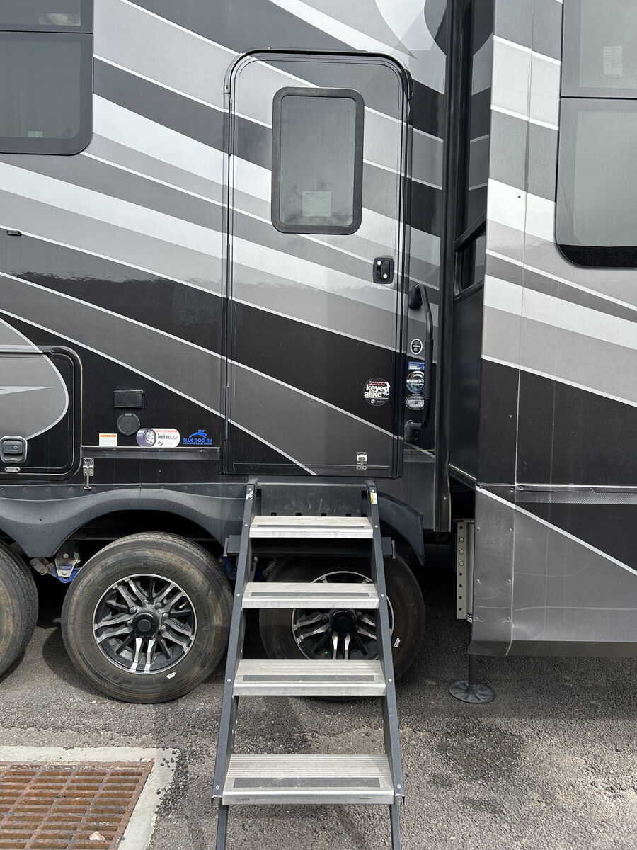 ️ FOR SALE: 2022 Grand Design Momentum 376THS-R – LUXURY TOY HAULER, LOADED & PAID OFF