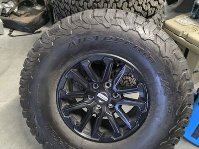 35 inch wheels and tires off of a brand new Ford Raptor