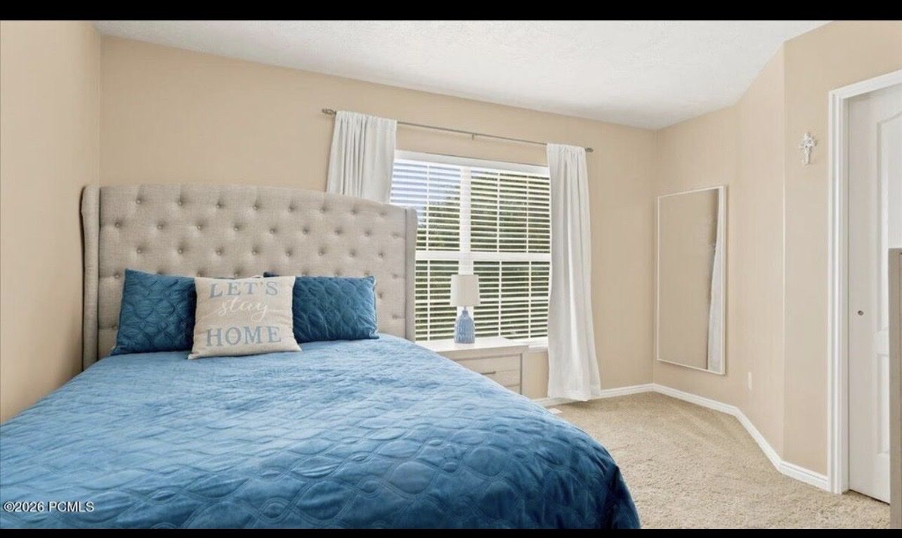 Brand New-Light Wood Finish Bedroom Set - Queen Tufted Headboard, 8 Drawer Dresser, nightstand (includes lamp & mattress).