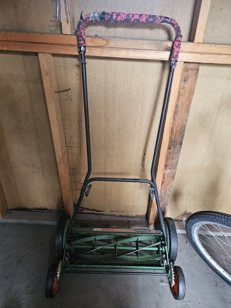 Manual lawnmower