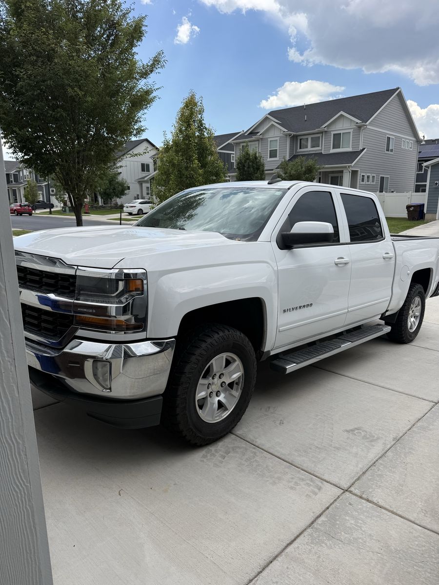 2017 Chevrolet Silverado LT 4x4 - Clean Title - White Pickup Truck 155xxx miles