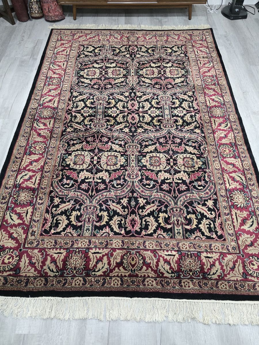 6x9 Handwoven Wool Rug, Traditional Design