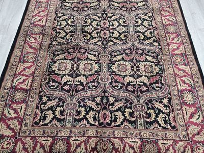 6x9 Handwoven Wool Rug, Traditional Design