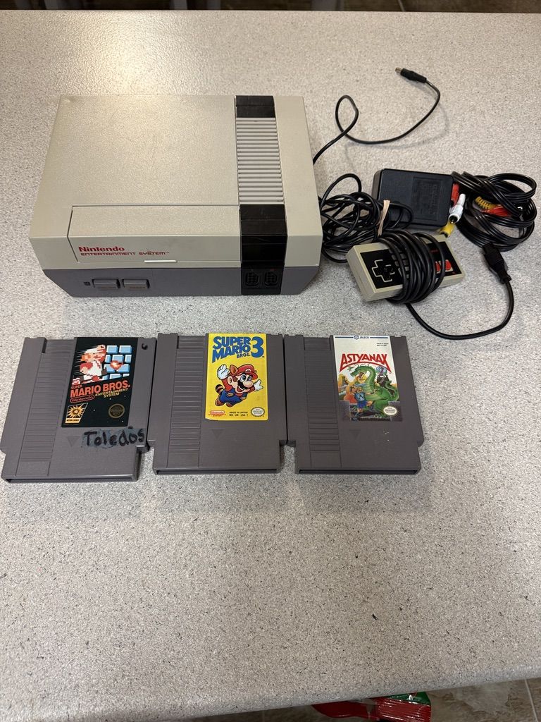 Original Nintendo NES Console Bundle OEM Controllers & 3 Games MARIO 1 3 Tested