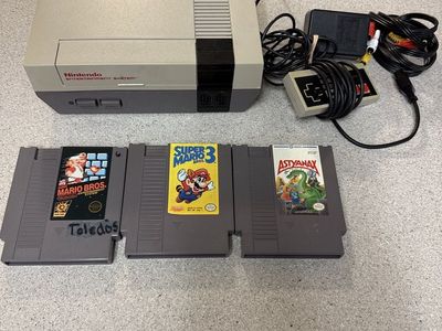 Original Nintendo NES Console Bundle OEM Controllers & 3 Games MARIO 1 3 Tested