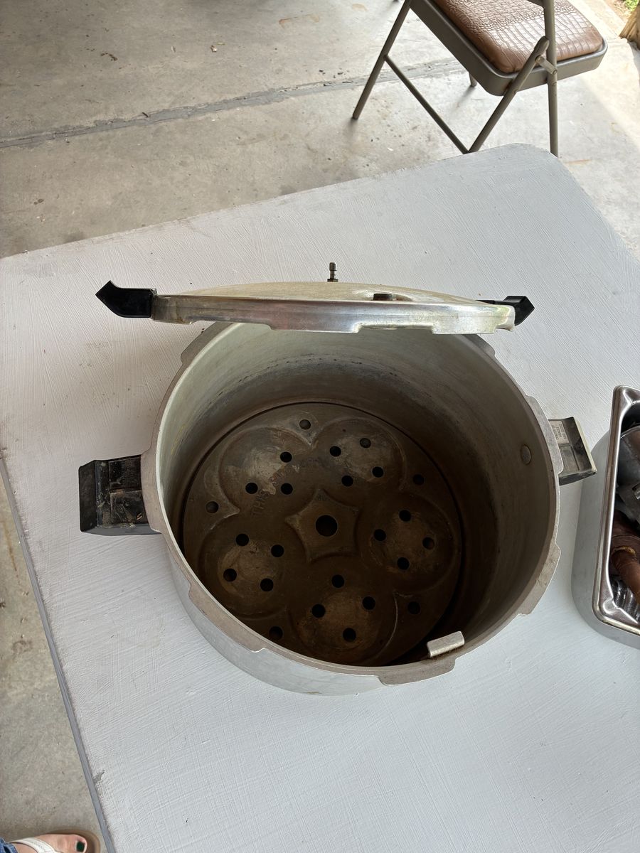 Vintage Pressure Cooker Canner Pot with Lid and Rack 14 Quarts