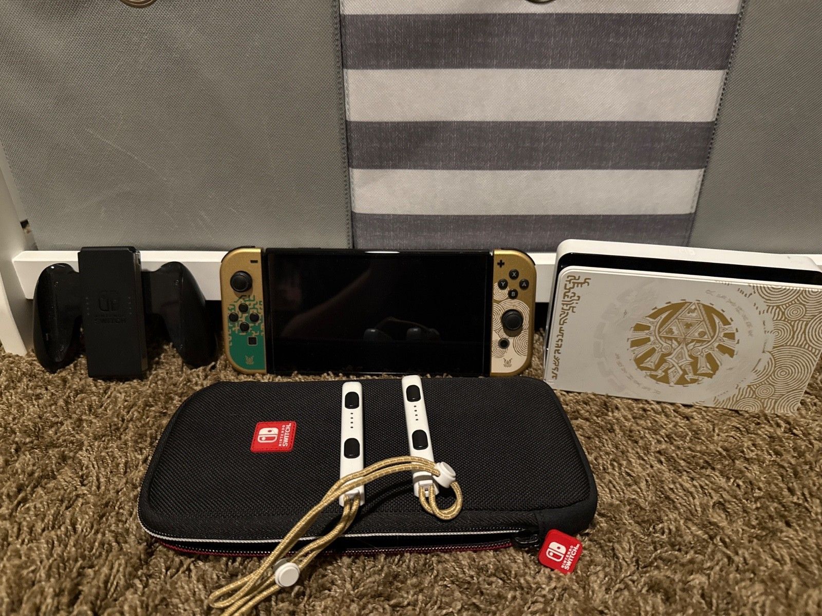 SPECIAL EDITION Nintendo Switch OLED Zelda Edition Bundle + 2 Pro Controllers + JoyCons