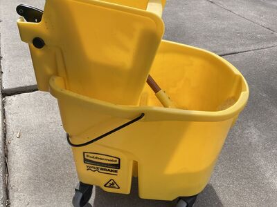 Rubbermaid WaveBrake 35 Qt. Mop Bucket, Wringer & Mop