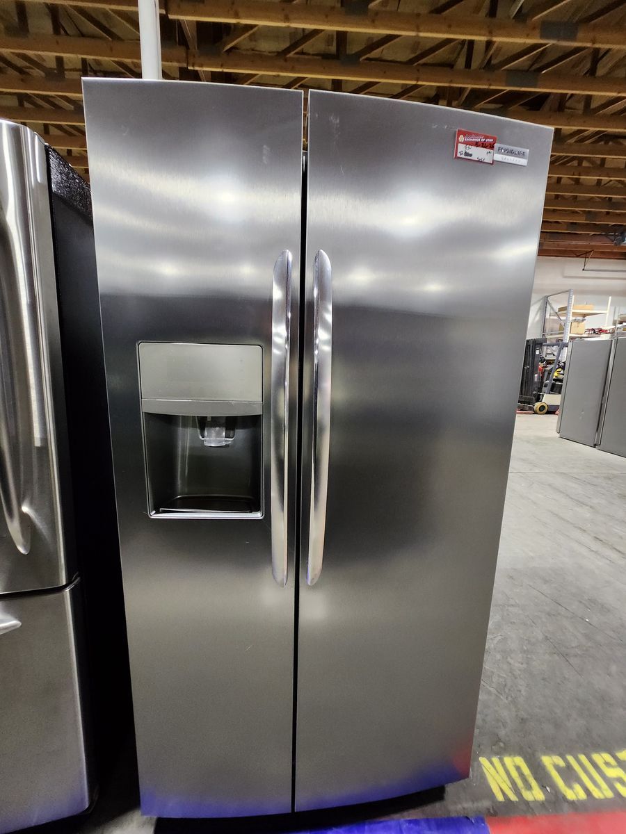 BEAUTIFUL FRIGIDAIRE STAINLESS STEEL SIDE BY SIDE FRIDGE! W-WARRANTY