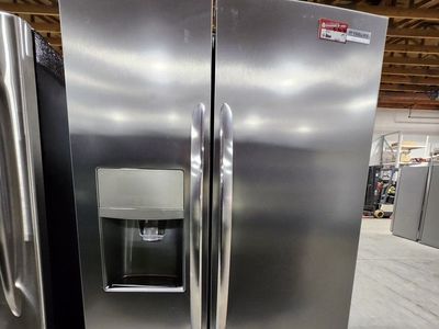 BEAUTIFUL FRIGIDAIRE STAINLESS STEEL SIDE BY SIDE FRIDGE! W-WARRANTY