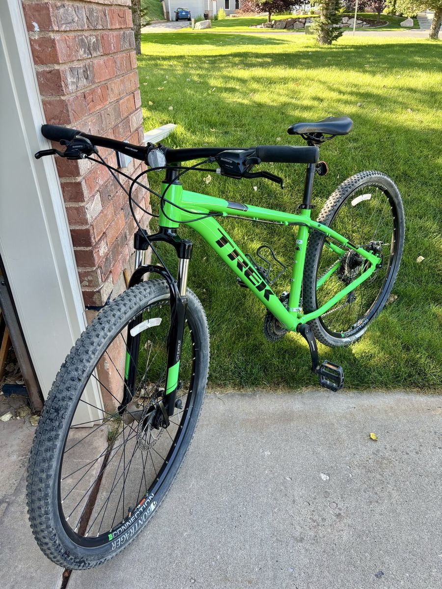 Trek Marlin 4 Mountain Bike - Medium Green 29” Wheels