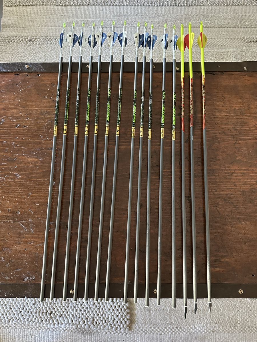 15 Hunting Arrows - 12 Gold Tip Hunter XT 340 & 3 Black Eagle Outlaw 350