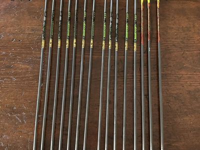 15 Hunting Arrows - 12 Gold Tip Hunter XT 340 & 3 Black Eagle Outlaw 350