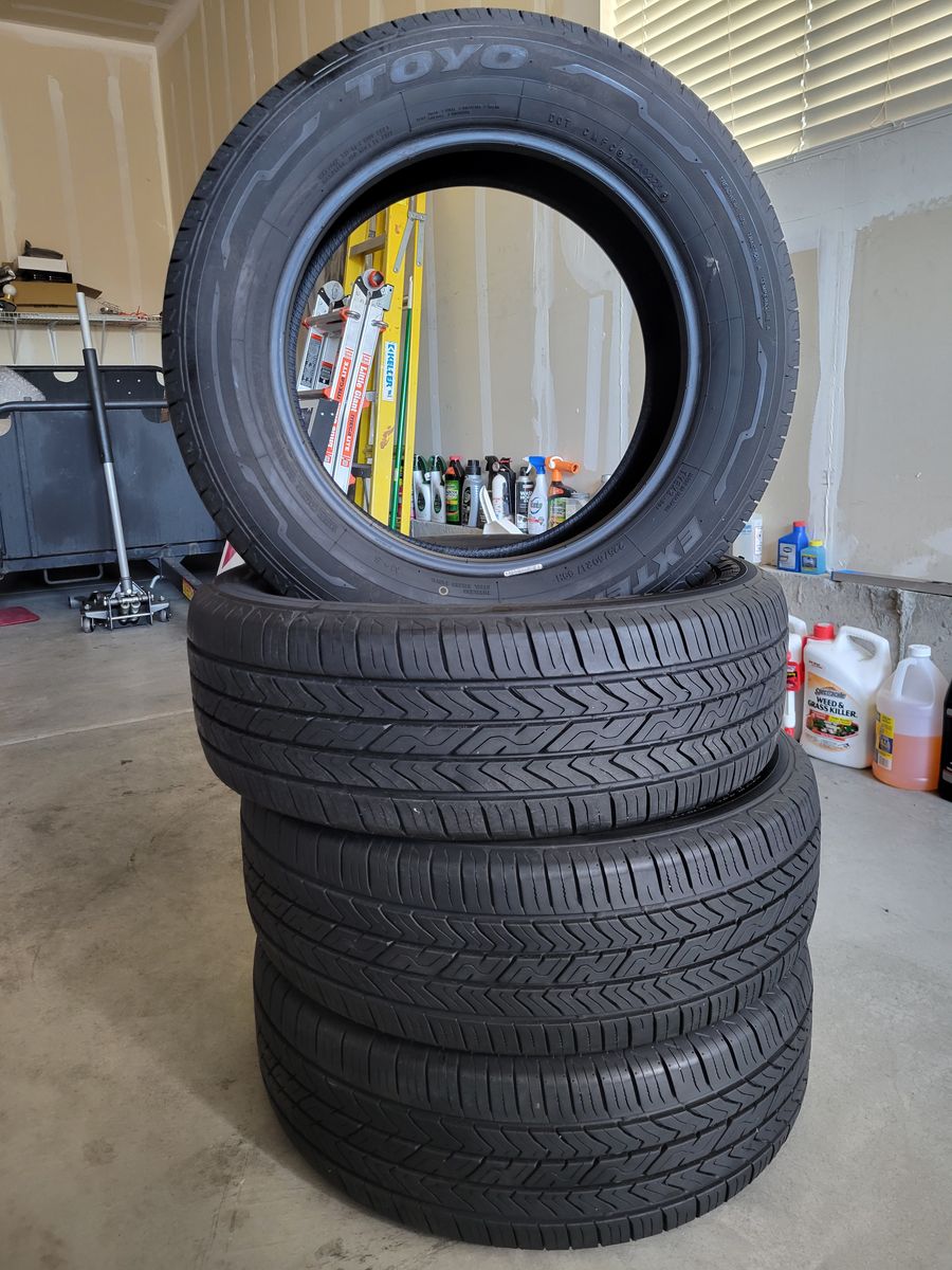 Set of 4 Toyo tires 225/60R27 like new