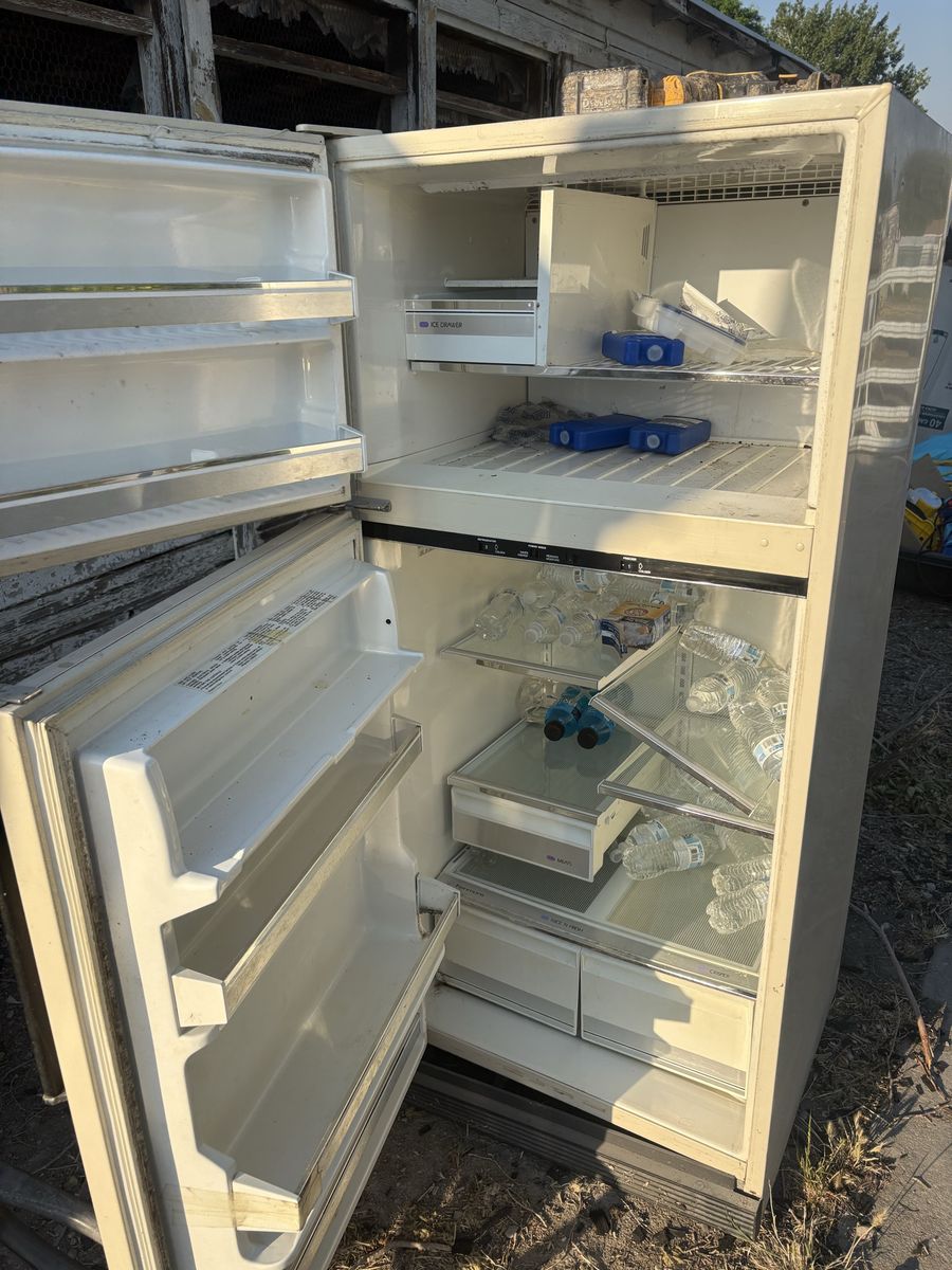 GE Top Freezer Refrigerator - Off-White/Bisque, Standard Size, Needs Cleaning