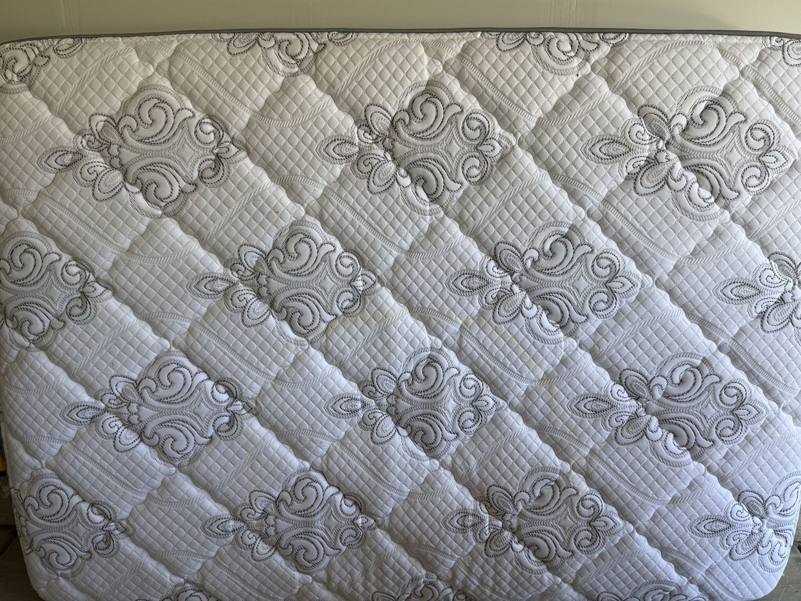 Full / Double 10" Plush Mattress - GREAT condition