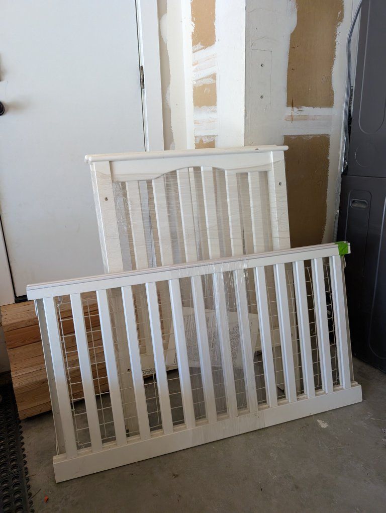 Pottery Barn Kids White Convertible Baby Crib