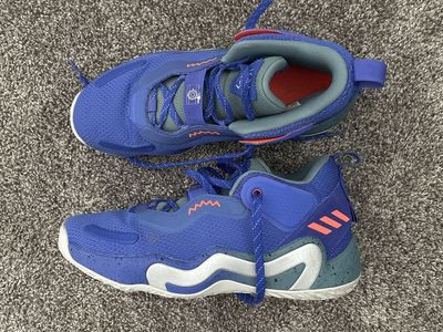 Men’s basketball shoes