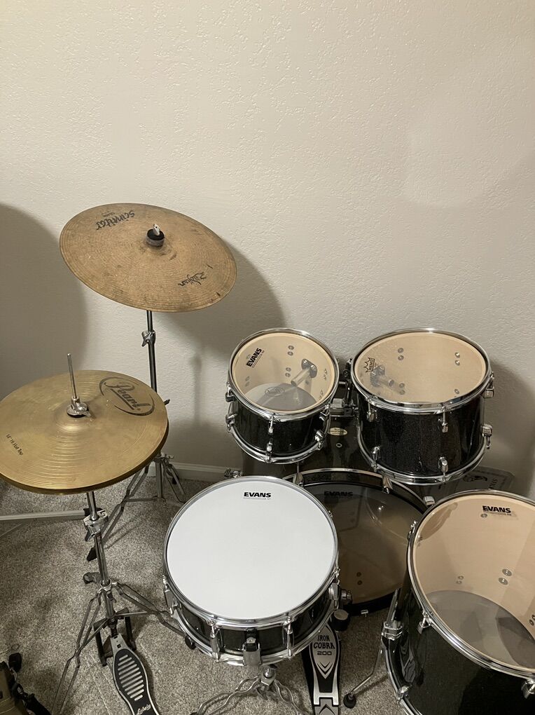 Pearl Forum Drum Set
