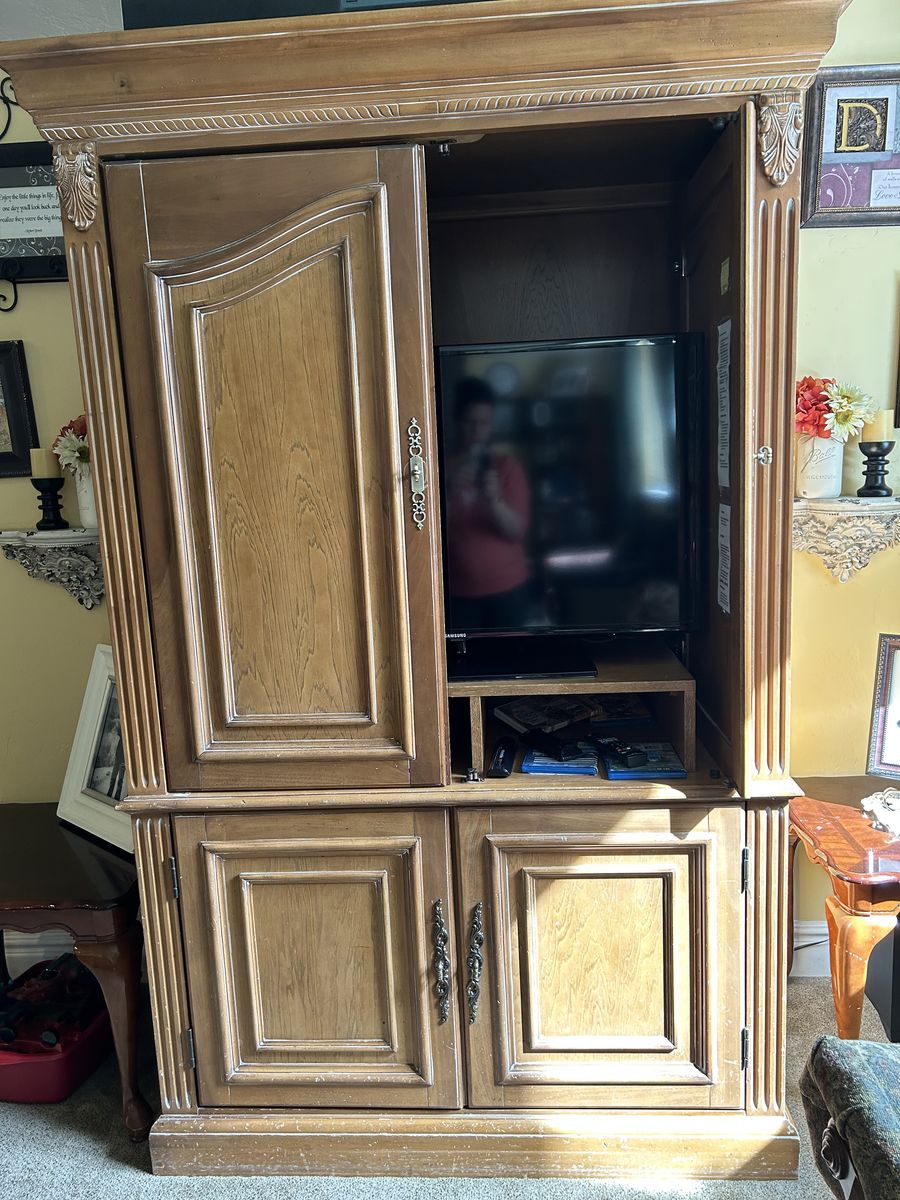 Entertainment Center/ armoire