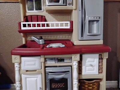 Step2 Lifestyle Fresh Accents Play Kitchen with Toy Food Accessories