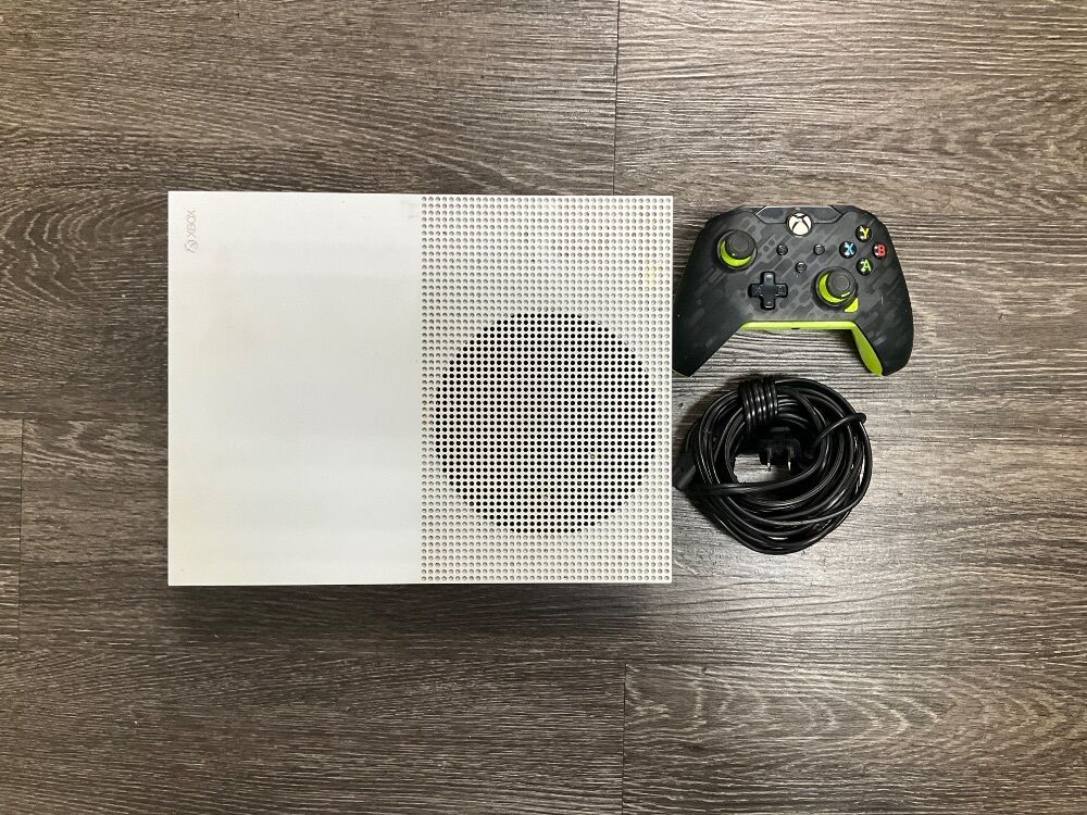 XBOX ONE S 1681 500GB W/3RD PARTY CONTROLLER